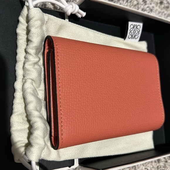 NIB Loewe Anagram Small Vertical Wallet in Pink Tulip - Picture 2 of 9